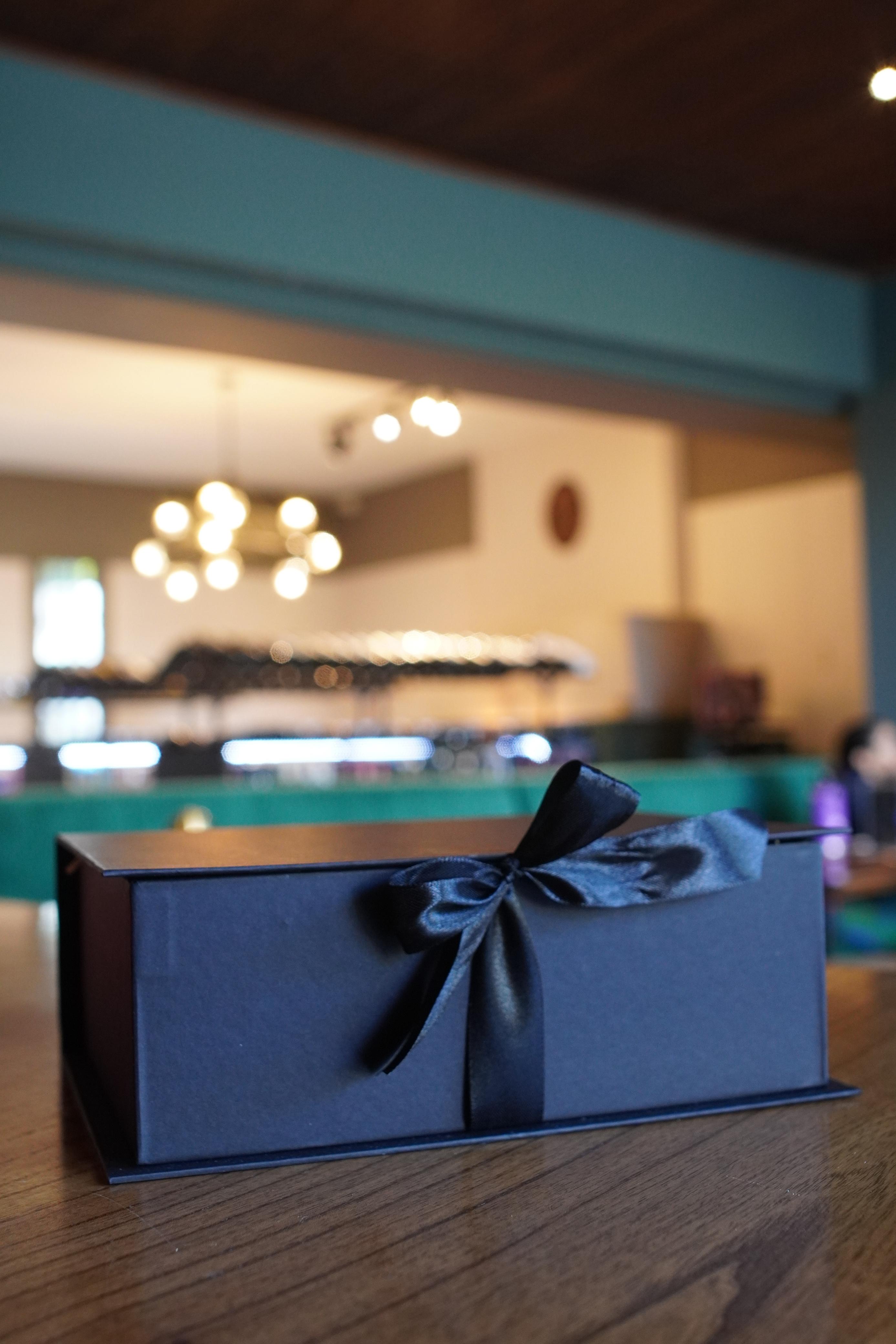 Caja tapa libro negro  23x17x8