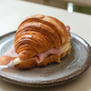 Croissant de jamón y queso