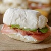 Sandwichitos de jamon crudo, rucula y queso crema