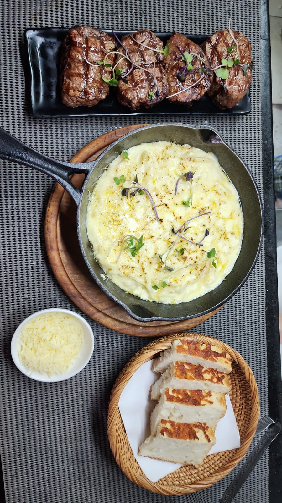 Linguini de grana padano con lomito grille