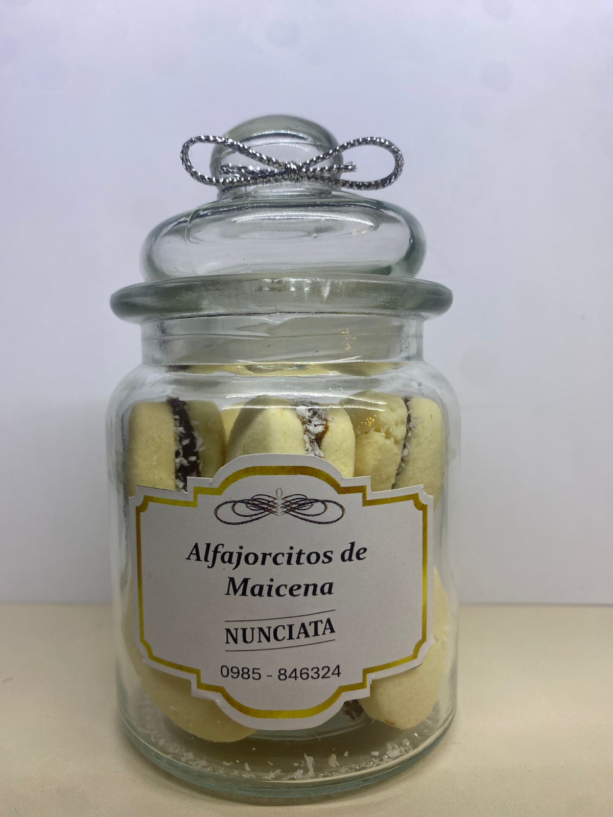 Frasco de vidrio con alfajores de maicena 