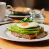 Tostada de Aguacate con Huevo