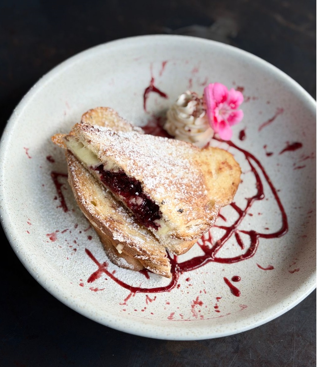 GRILLED CHEESE COMPOTA DE FRUTOS ROJOS