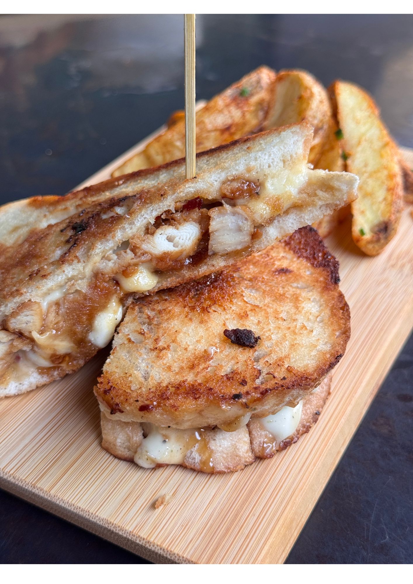 GRUILLED CHEESE DE POLLO EN MIEL