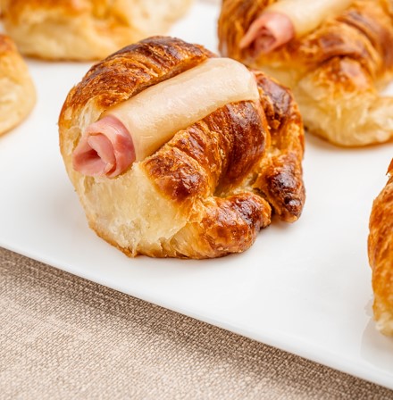 Medialuna con jamón y queso por unidad.