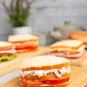 SANDWICH DE POLLO CON TOMATE
