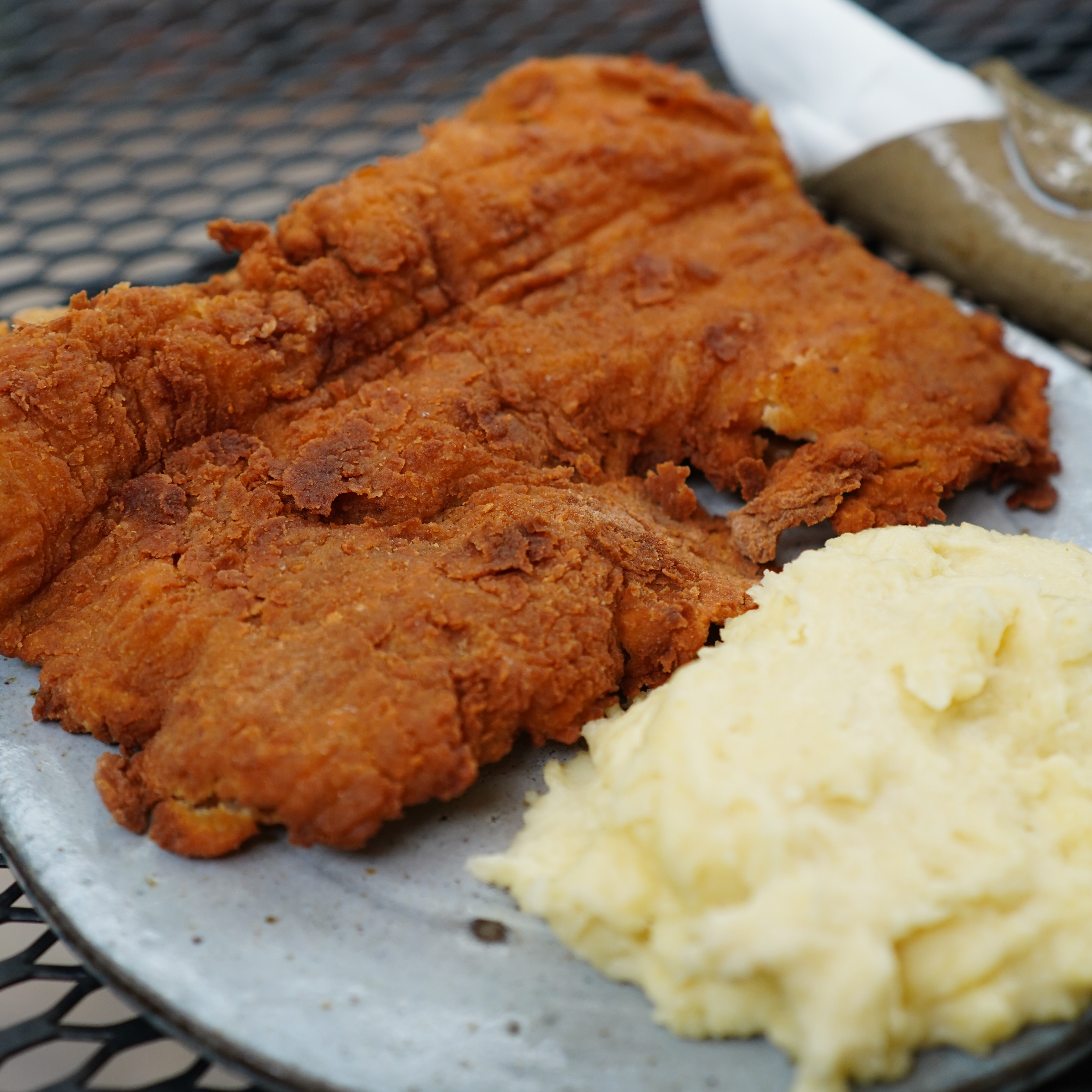 Milanesa de pollo con guarnición