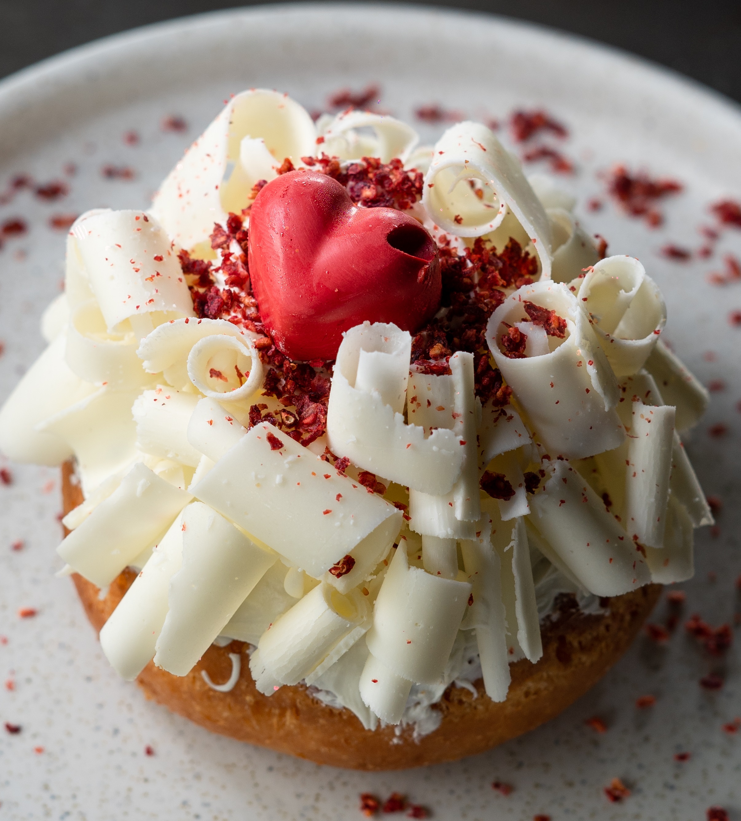 DONUT DE SAN VALENTIN DE FRUTOS ROJOS Y CHOCOLATE BLANCO