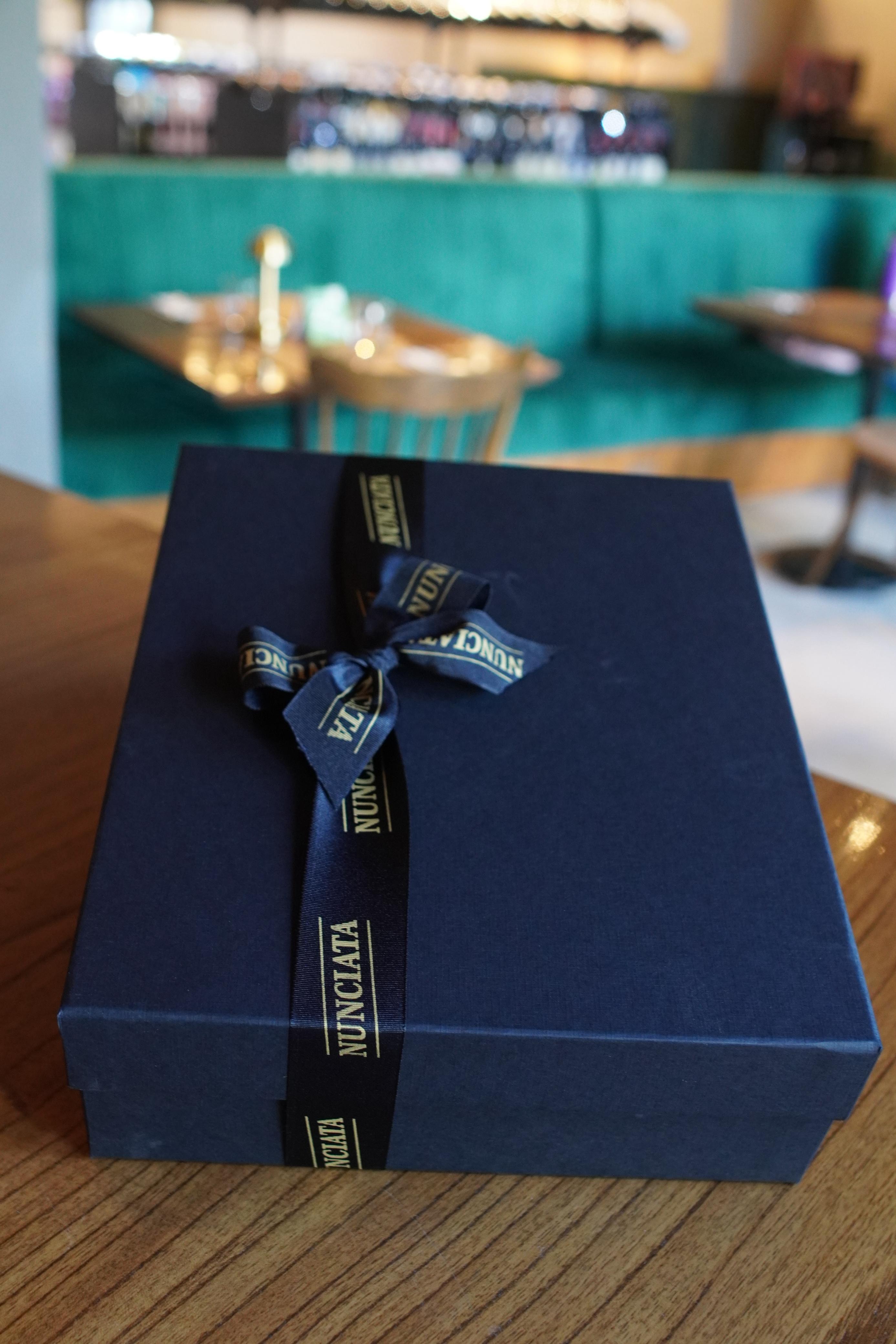 Caja dura rectangular grande 28x34x10