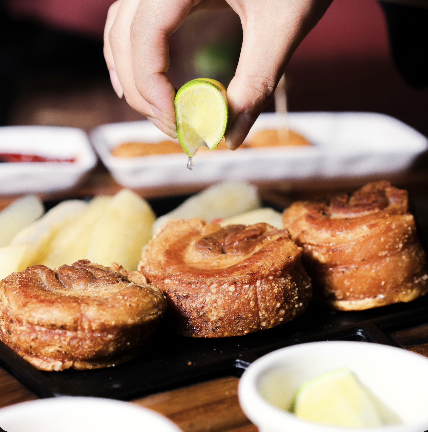 Porchetta crocante c/ mandioca cocida