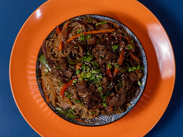 FIDEOS DE ARROZ CON CARNE
