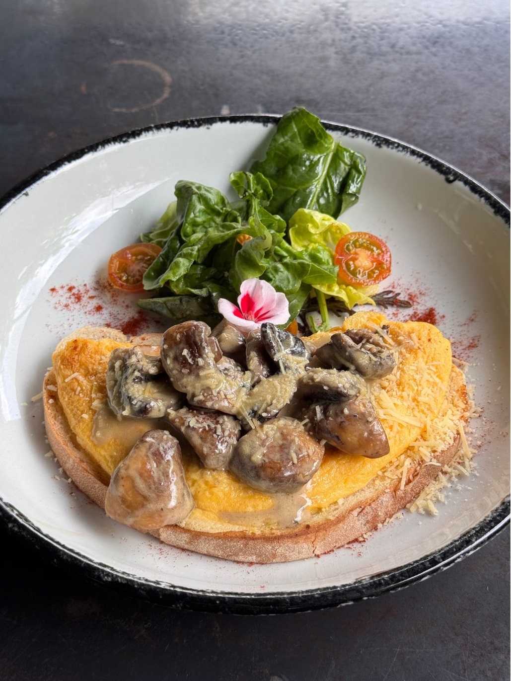 OMELETTE DE QUESO Y CHAMPIÑONES SALTEADOS