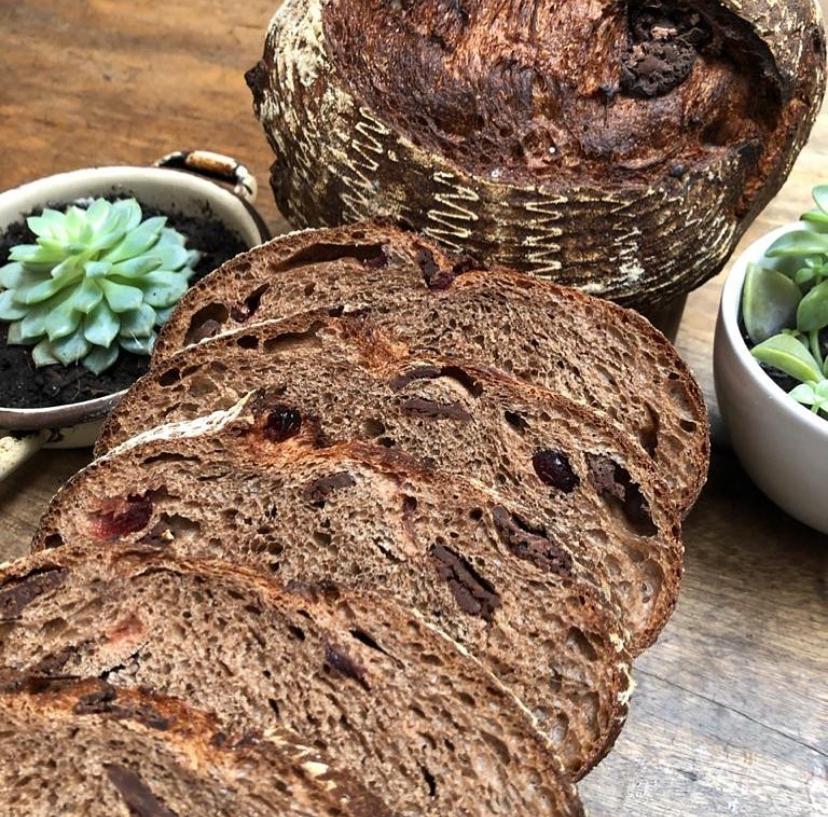 Sourdough de Cacao, chocolate y arándanos.  (disponible sábado )