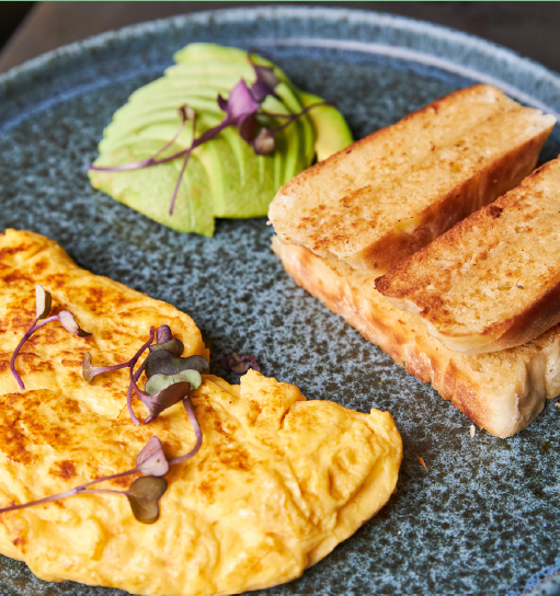 OMELETTE DE QUESO Y TOCINETA