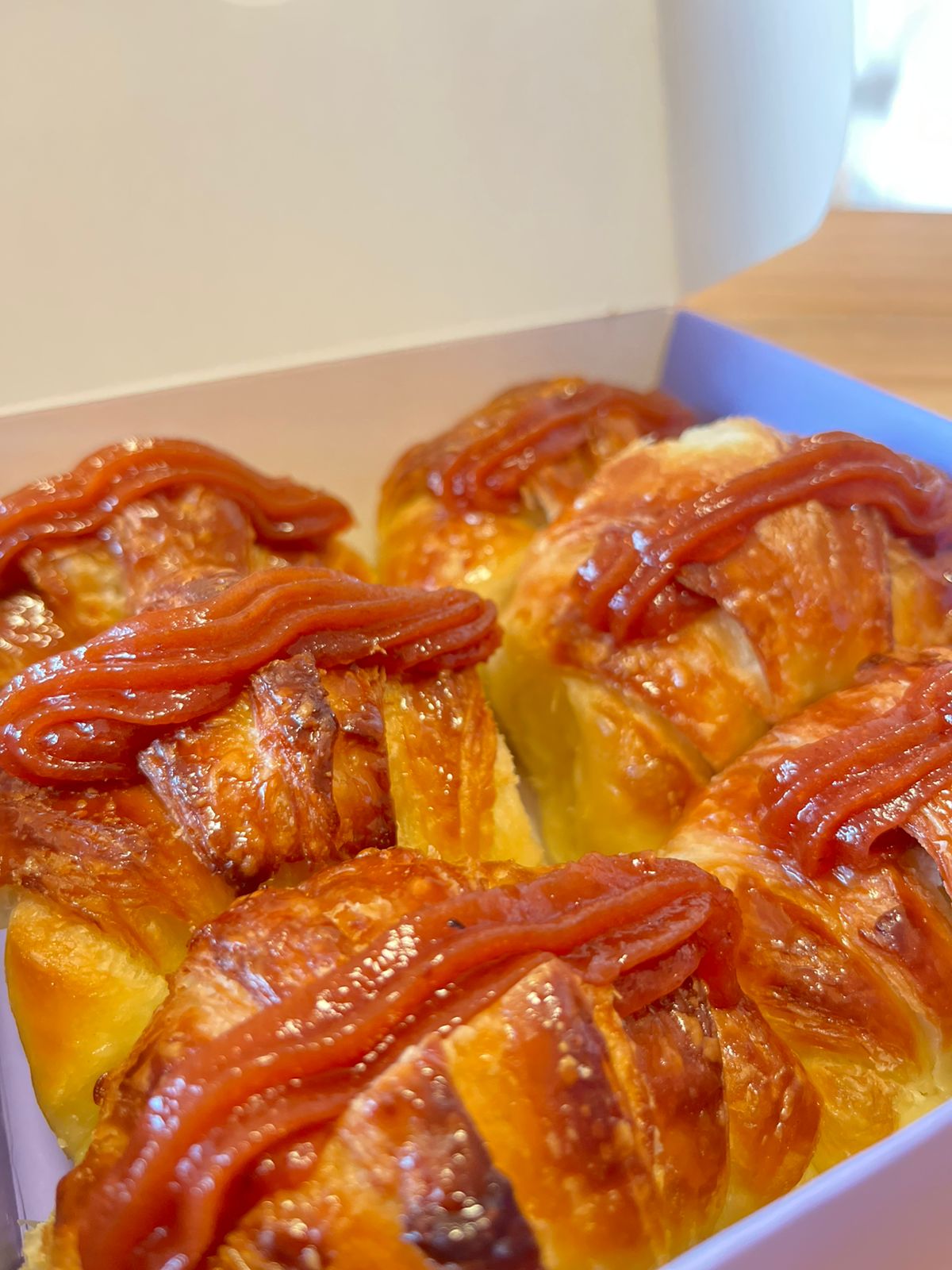 Docena  de medialunas rellenas con mermelada de guayaba. 