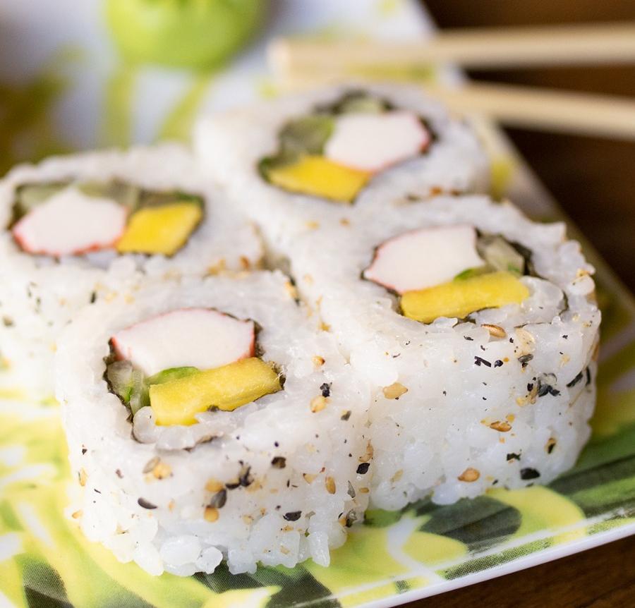 Uramaki California (Mango, kani y pepino)