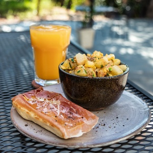 Mandio chyryry, baguette con tomate, jugo o café a elección