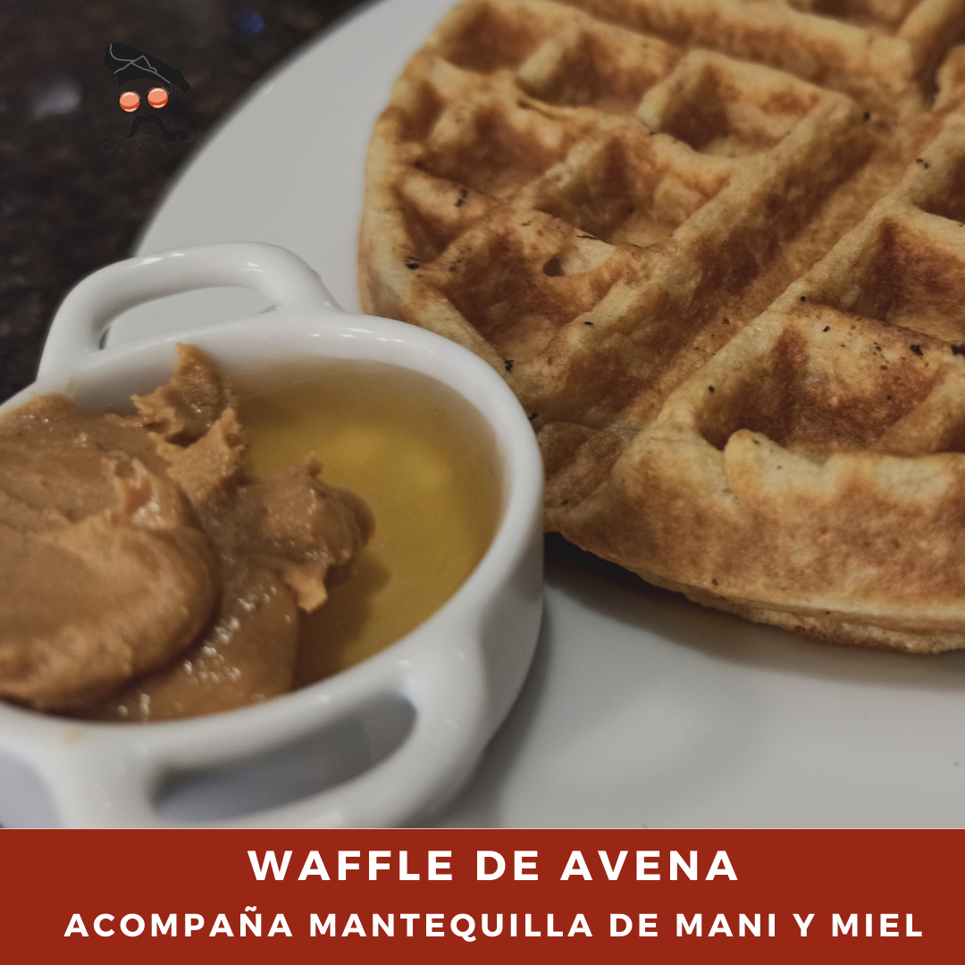 WAFFLE DE AVENA CON MANTEQUILLA DE MANÍ Y MIEL