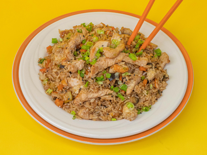 Arroz frito con pollo