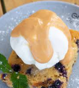 Blondie de arándanos con helado