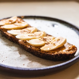 Tostadas de manteca de maní y banana