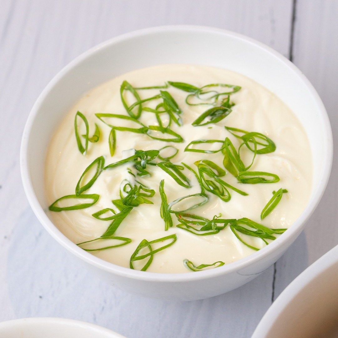Crema agria con cebollitas