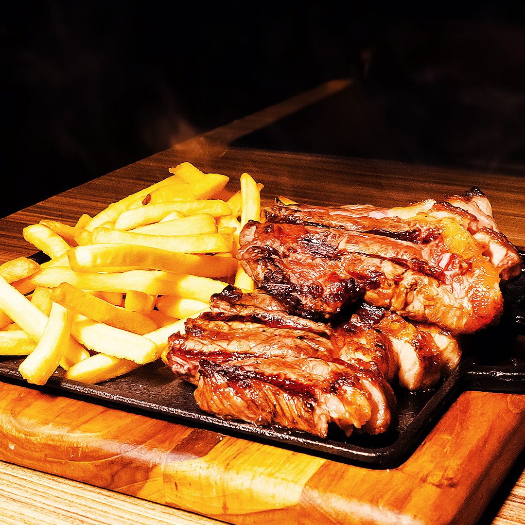 Bife de Chorizo con salsa de queso y papas fritas