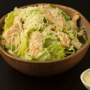CAESAR SALAD CON POLLO 