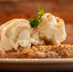 Crumble de manzana con helado